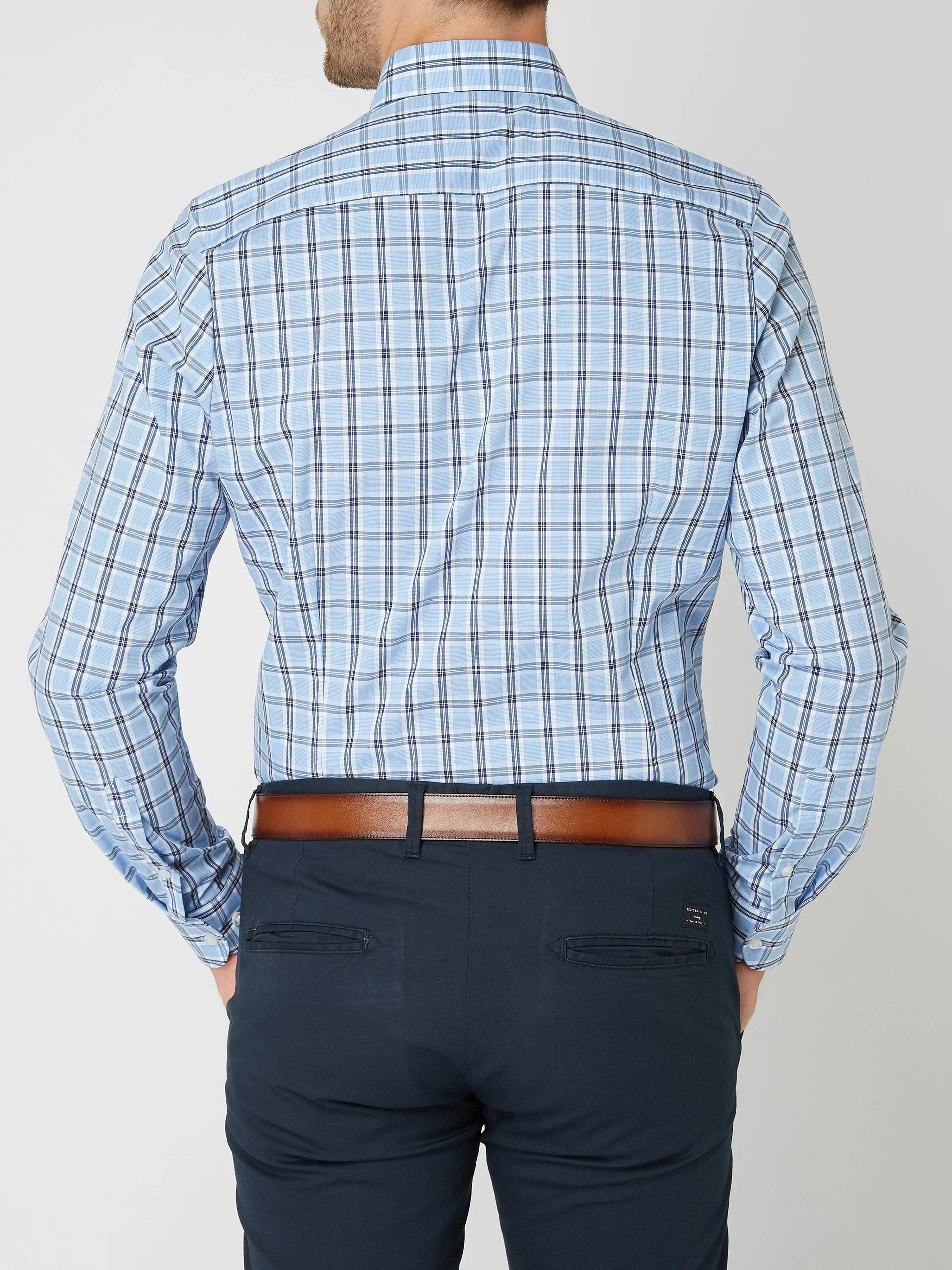 Mann in blau kariertem Hemd und dunkler Hose, Rückansicht, Business-Look, Herrenmode.