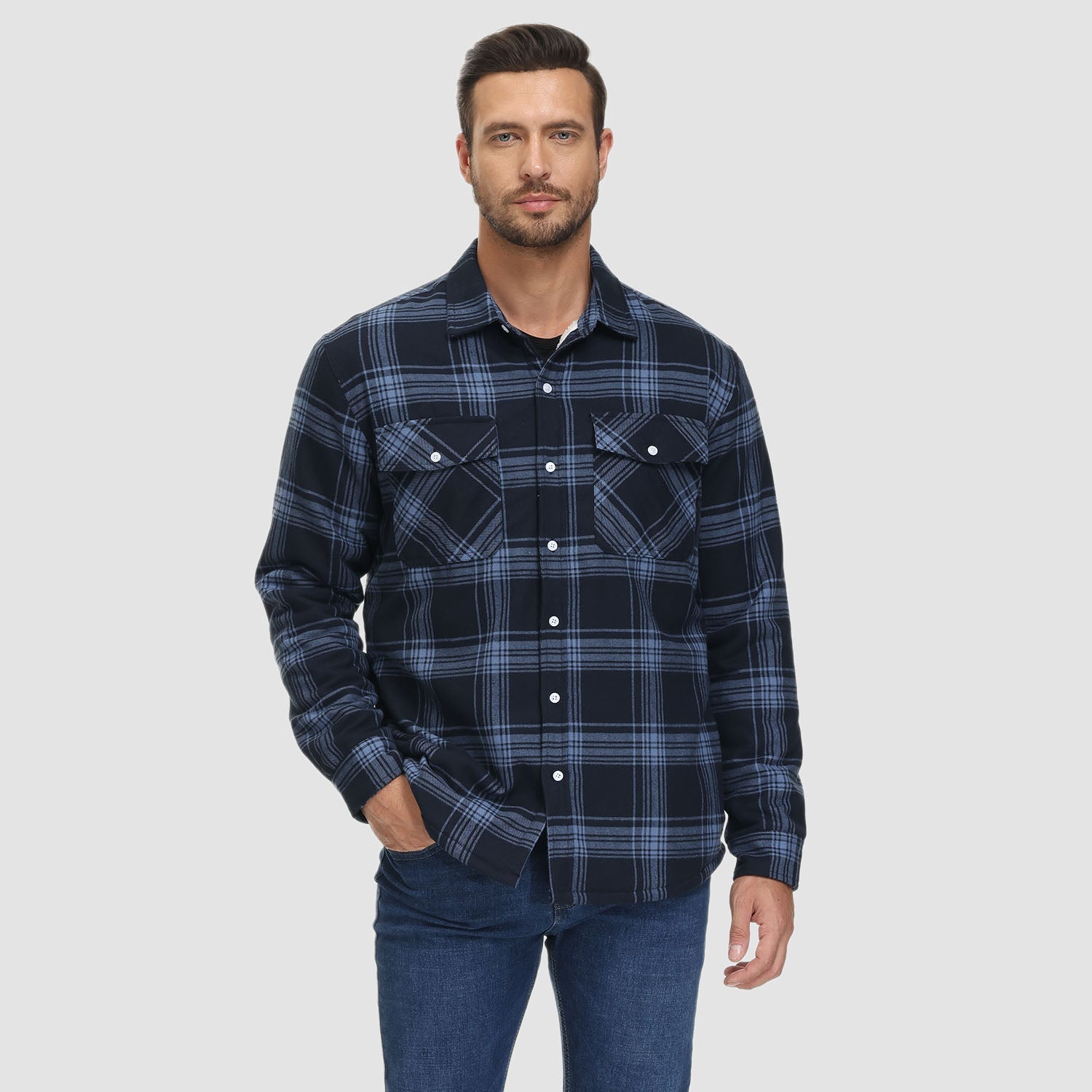 Mann in blau-schwarz kariertem Flanellhemd, Freizeitmode, Herrenbekleidung, Langarmhemd.