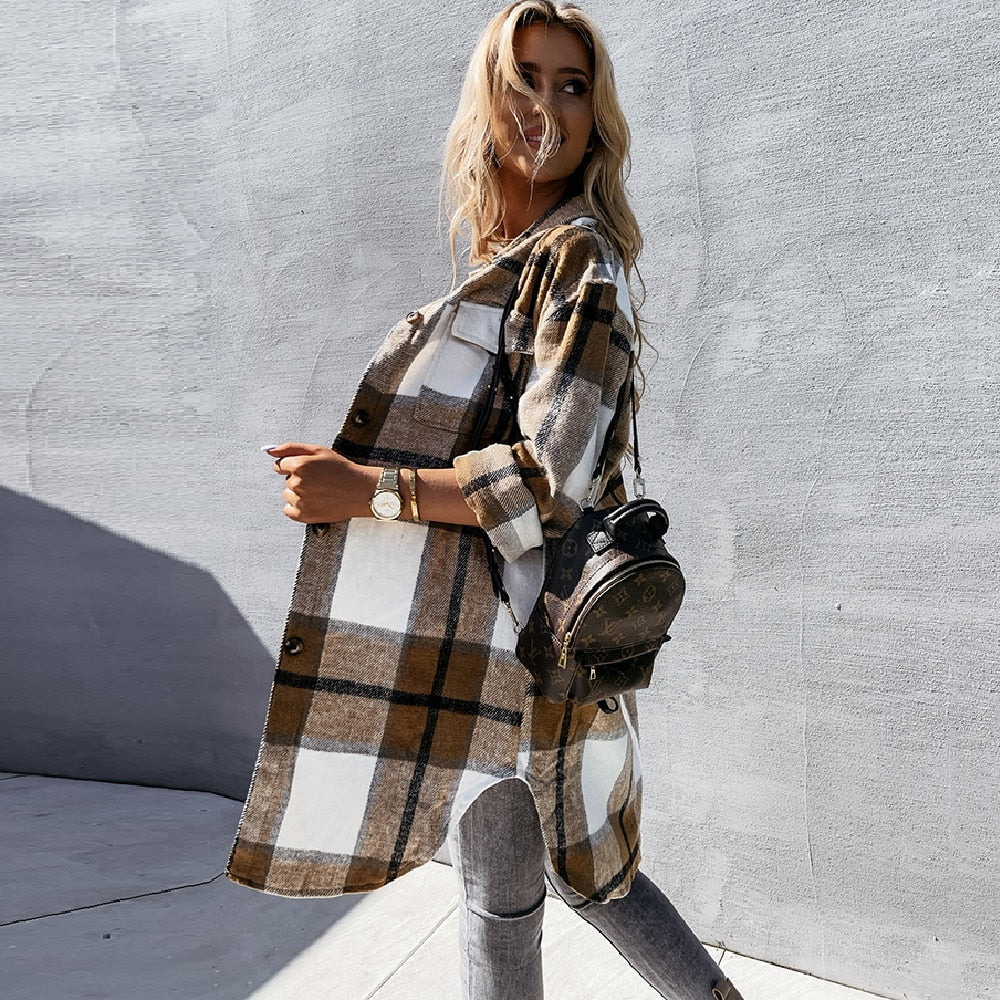 Frau in kariertem Oversize-Hemd, braun-weiß, mit Rucksack, lässiger Herbstlook.