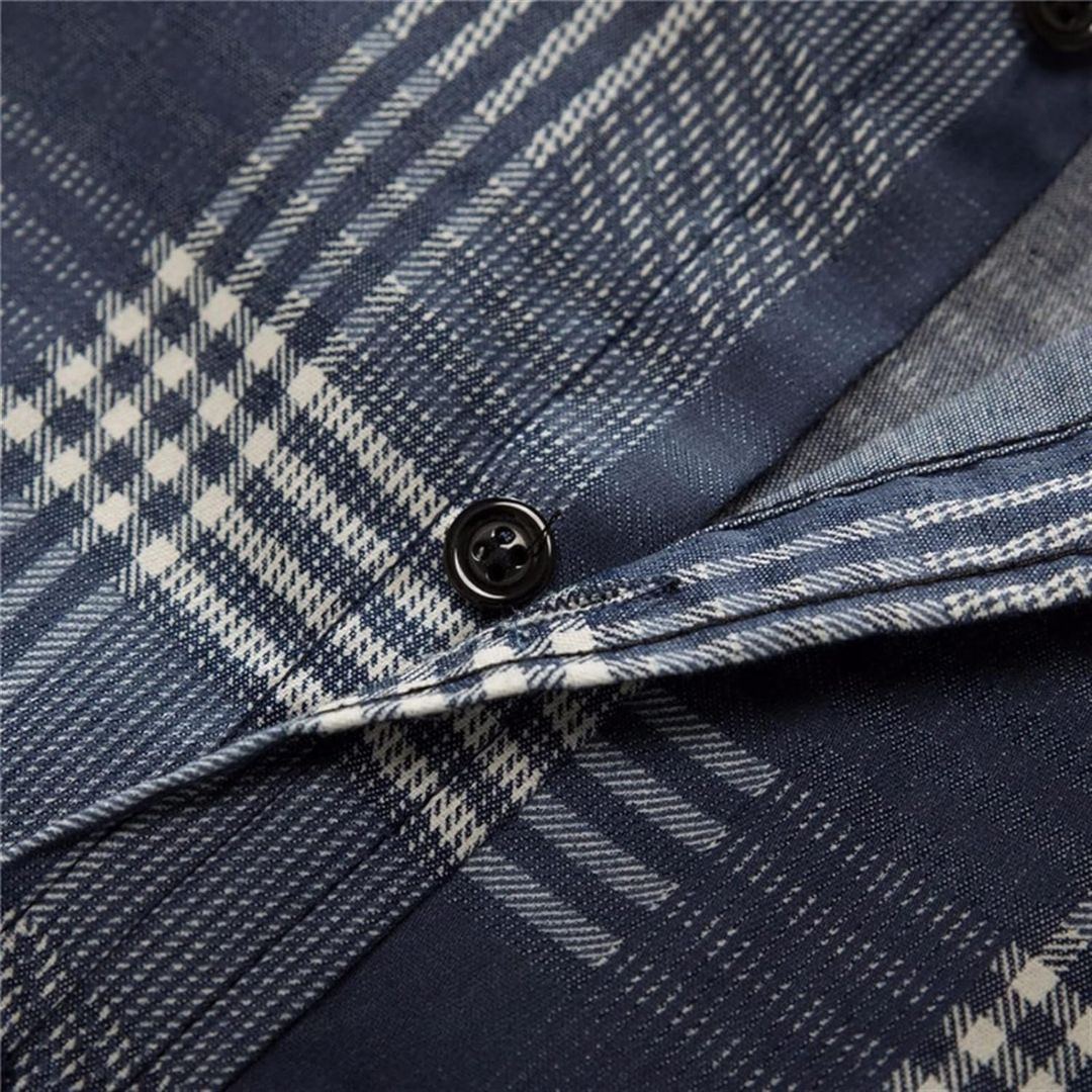 Blau kariertes Hemd aus Baumwolle, Nahaufnahme, Knopfdetail, Herrenmode, elegantes Design