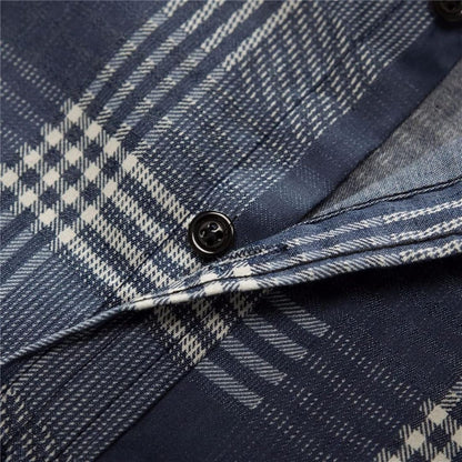 Blau kariertes Hemd aus Baumwolle, Nahaufnahme, Knopfdetail, Herrenmode, elegantes Design