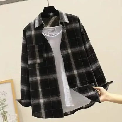 Schwarzes kariertes Flanellhemd mit weißem T-Shirt, lässige Herrenmode, Baumwolle.