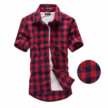Kariertes Herrenhemd, rot-blau, kurzärmelig, Baumwolle, Freizeitmode, klassisches Design.