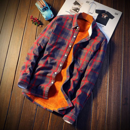 Kariertes Herrenhemd, rot-blau, mit orangefarbenem Futter, Holzuntergrund, modisch, Herbstmode.
