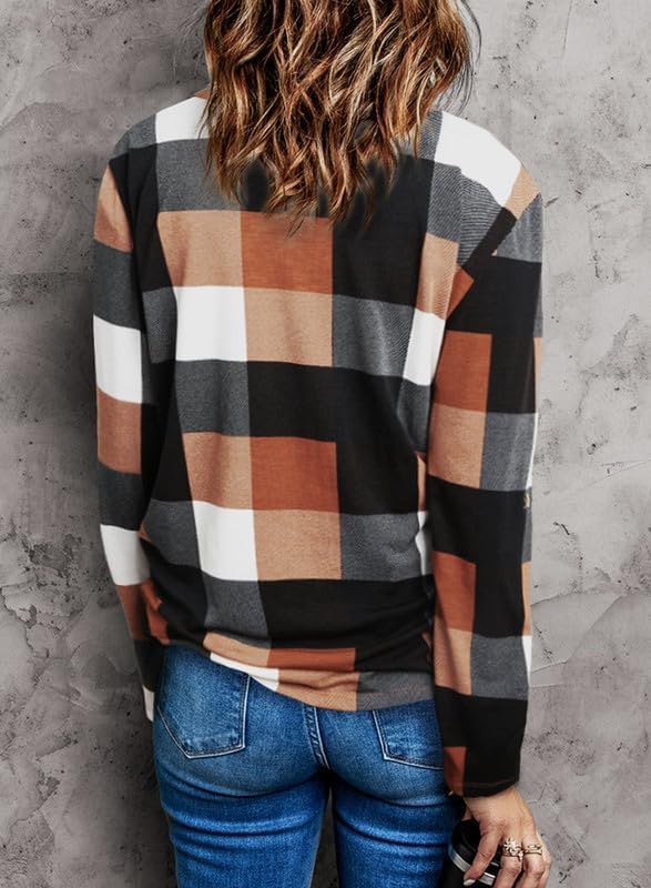 Frau in kariertem Pullover, schwarz-braun-weiß, Jeans, lässiger Look, Herbstmode.