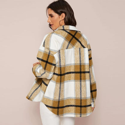 Frau trägt karierte Oversize-Jacke in Beige und Weiß, Herbstmode, lässiger Stil.