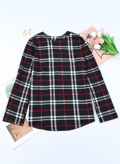 Schwarze karierte Bluse mit roten und weißen Streifen, langärmelig, Damenmode, Rückansicht.