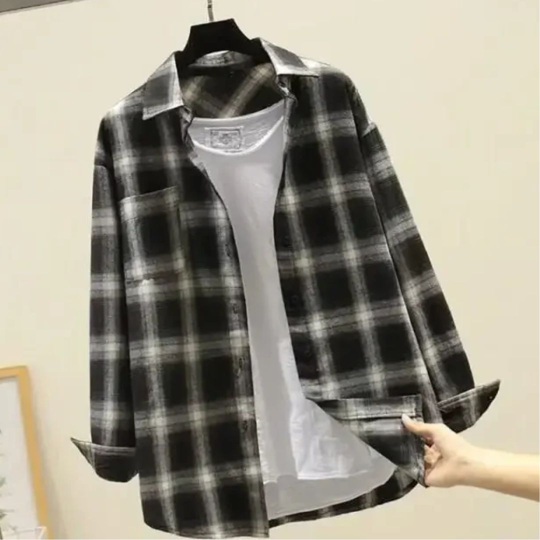 Schwarz-weiß kariertes Flanellhemd mit weißem T-Shirt, lässige Herrenmode, Baumwolle.