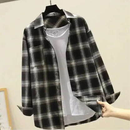 Schwarz-weiß kariertes Flanellhemd mit weißem T-Shirt, lässige Herrenmode, Baumwolle.