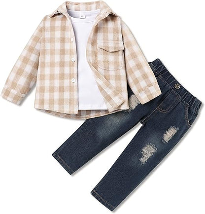 Kariertes Kinderhemd und Jeans, beige und blau, Baumwolle, Freizeitmode für Jungen.
