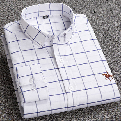 Weißes Herrenhemd mit blauem Karomuster, Baumwolle, gesticktes Pferdemotiv, Business Casual.