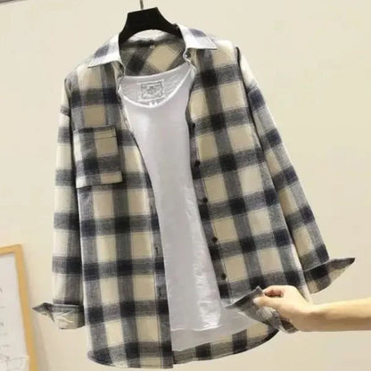 Kariertes Hemd in Schwarz-Weiß, Baumwolle, lässig, Herrenmode, über weißem T-Shirt.