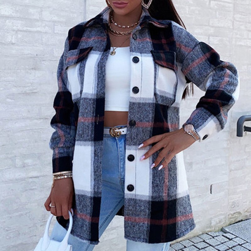 Damen Karohemdjacke, lang, blau-weiß-rot, Knopfleiste, Herbstmode, Freizeitkleidung.