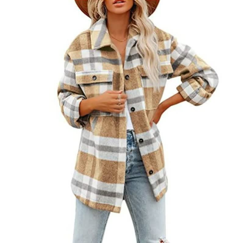 Frau in kariertem Hemdjacke, beige-weiß, Herbstmode, lässig, Damenbekleidung, Jeans.