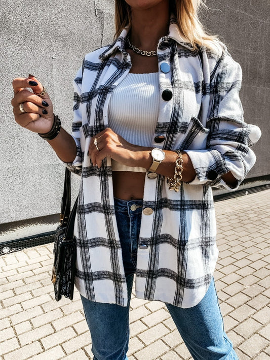 Frau in kariertem Hemdjacke, weißem Top, blauer Jeans; modisch, lässig, Herbstmode.