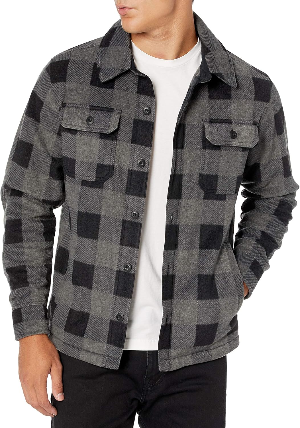 Mann in grauer karierten Flanelljacke, Freizeitmode, Herbstbekleidung, Herrenmode.