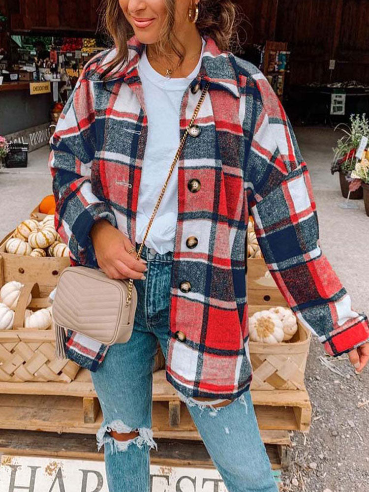 Frau in karierter Jacke, Jeans, mit beiger Umhängetasche, vor Kürbissen, Herbstmode.