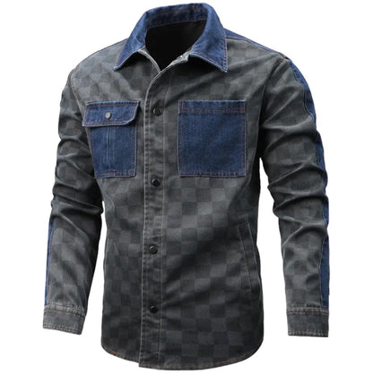 Graue karierte Herrenjacke mit blauen Denim-Akzenten, Langarm, modisch, Freizeitkleidung.