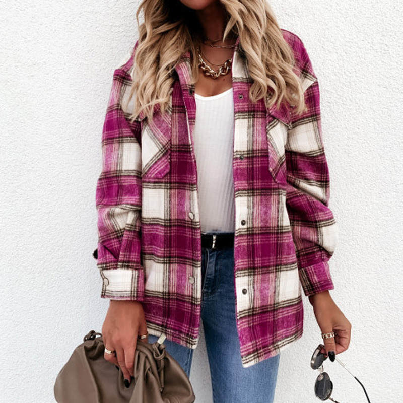 Frau in karierter Jacke, pink-weiß, Herbstmode, Overshirt, Damenmode, lässig, modern.