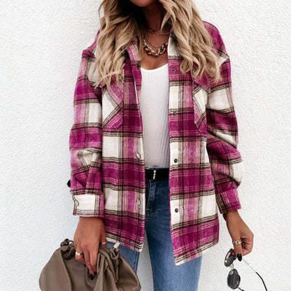 Frau in karierter Jacke, pink-weiß, Herbstmode, Overshirt, Damenmode, lässig, modern.