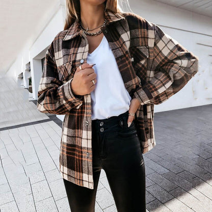 Frau in karierter Herbstjacke, Overshirt, braun-weiß, lässig, modisch, Damenmode.