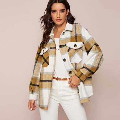 Frau trägt karierte Oversize-Jacke in Beige und Weiß, Herbstmode, Damenbekleidung.