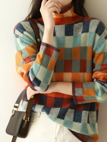 Frau in kariertem Pullover, bunte Herbstfarben, Rollkragen, braune Umhängetasche, modisch.