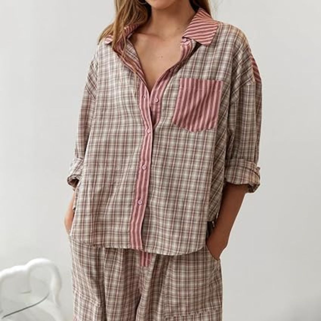 Frau in kariertem Pyjama-Set, beige-rot, aus Baumwolle, bequem, lässig, modisch.