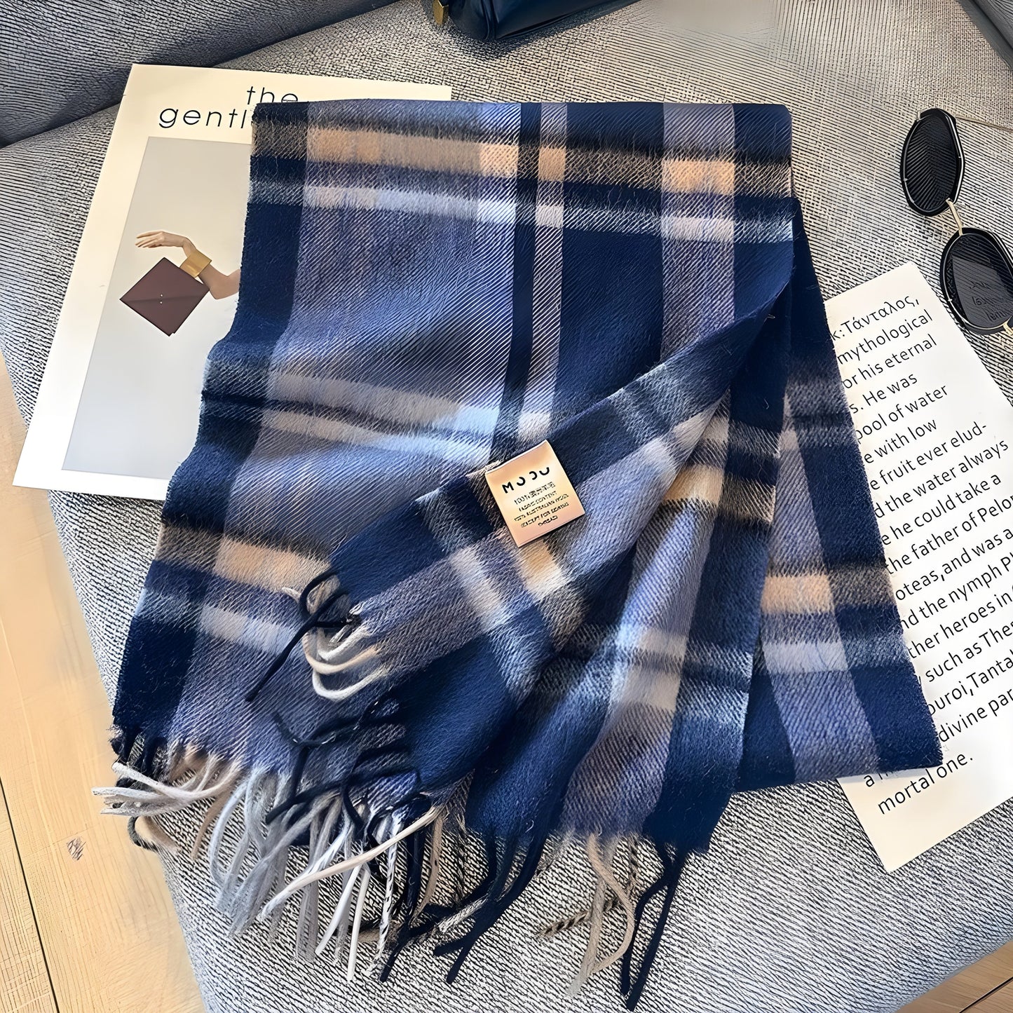 Blauer karierten Schal aus Wolle mit Fransen, modisches Accessoire auf Tisch.