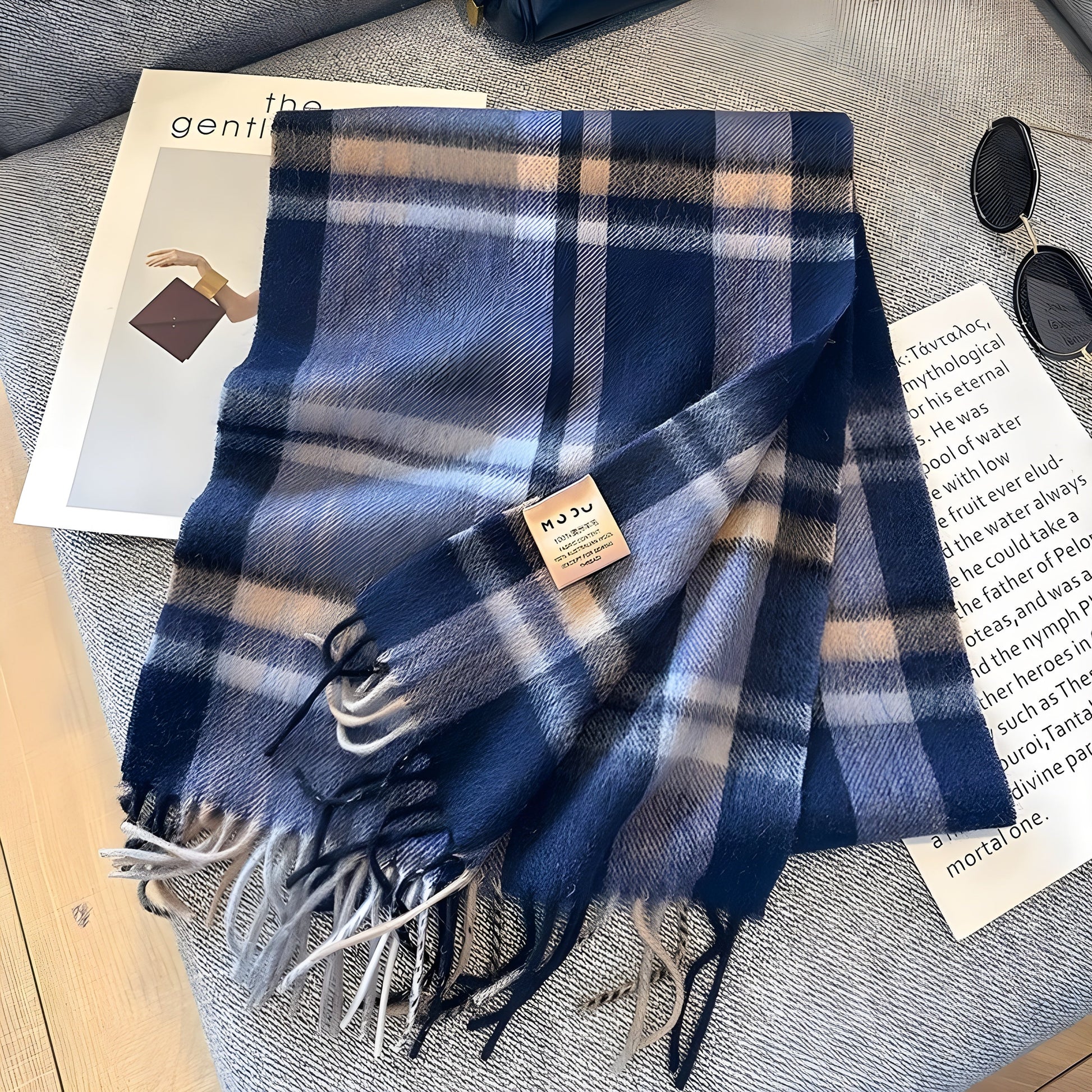 Blauer karierten Schal aus Wolle mit Fransen, modisches Accessoire auf Tisch.
