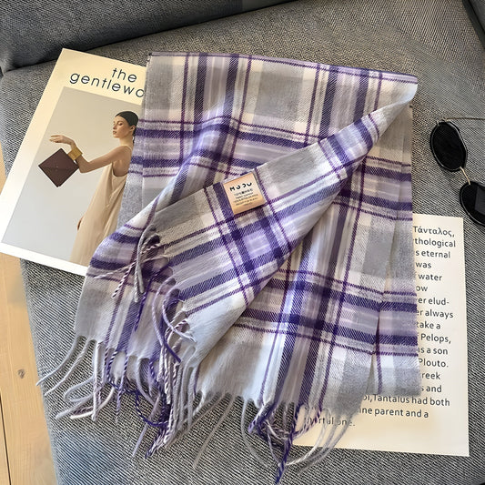 Lila-weiß karierter Schal aus Wolle auf grauem Sofa, modisches Accessoire, Herbst-Winter.