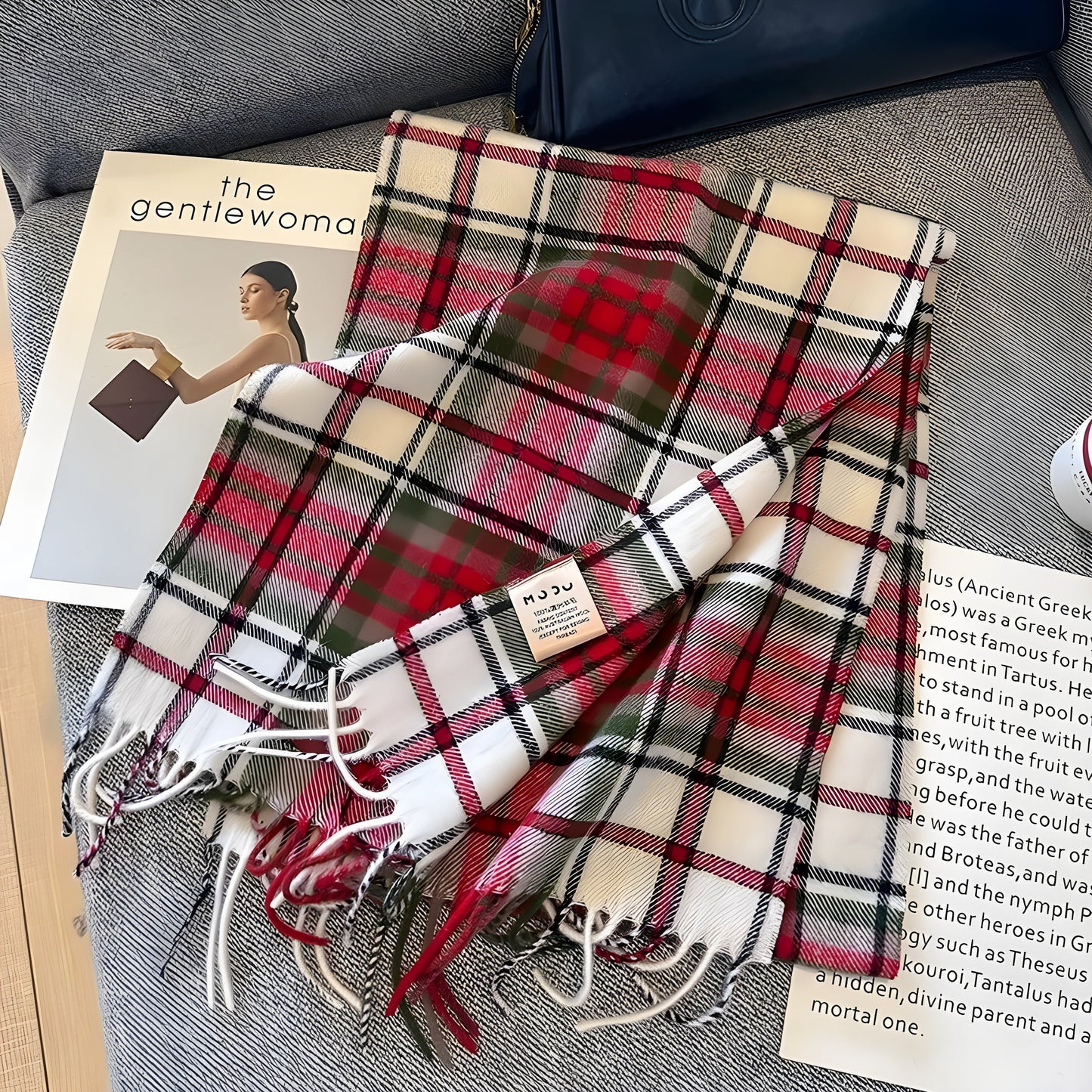 Roter karierten Schal aus Wolle auf Sofa, modisches Accessoire, Herbst-Winter-Mode.