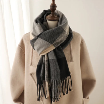 Beige Mantel mit kariertem Schal, Wintermode, Damenbekleidung, warm, elegant, Accessoire.