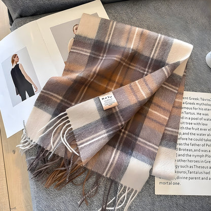 Kariertes Wollschal in Beige und Braun mit Fransen, modisches Accessoire für Herbst und Winter.