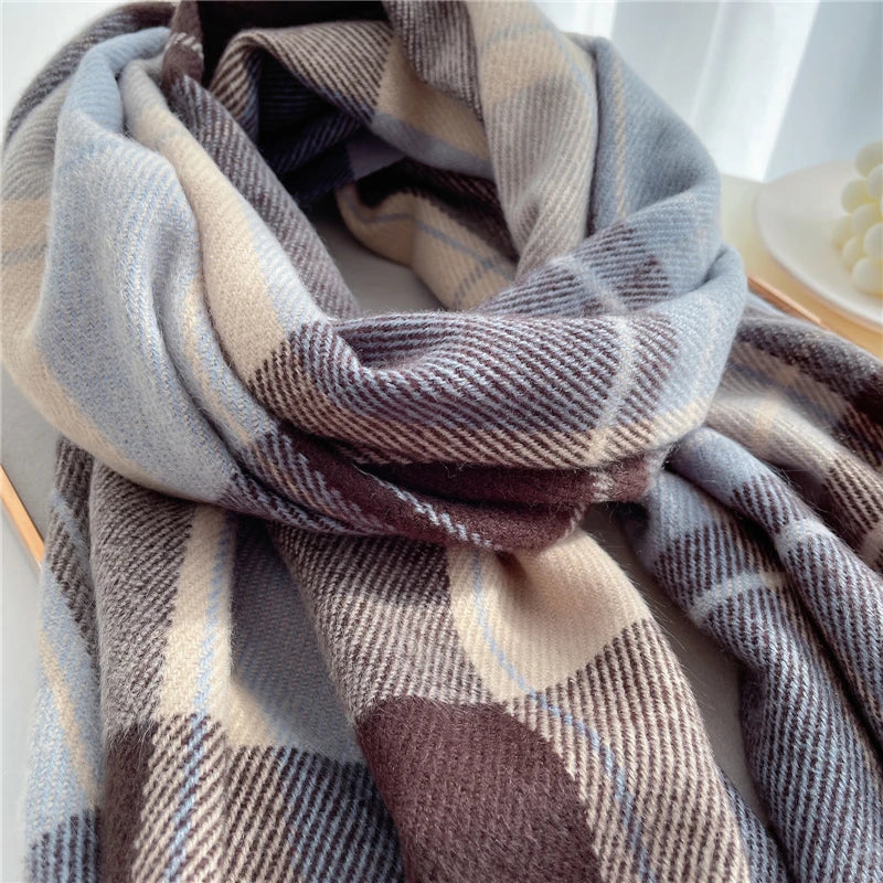 Kariertes Wollschal in Braun und Blau, weiches Material, modisches Accessoire für Herbst/Winter.