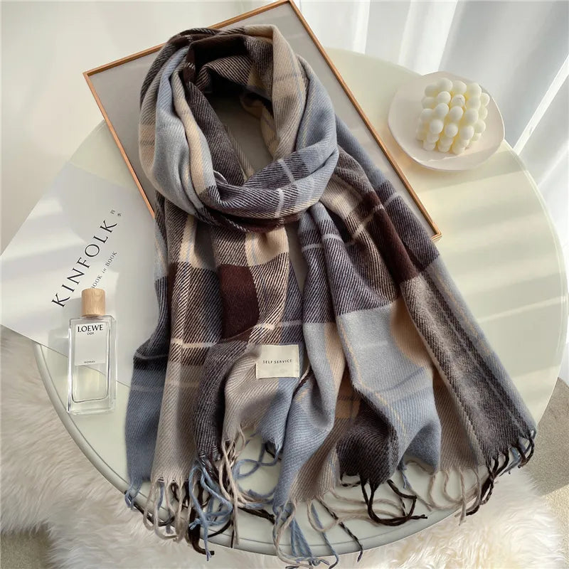 Kariertes Wollschal in Blau und Braun auf Tisch, modisches Accessoire für Herbst und Winter.