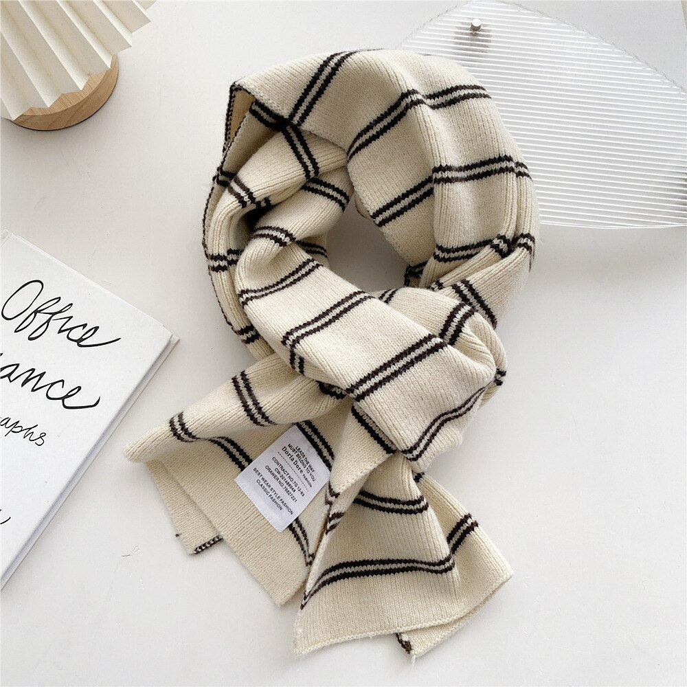 Beige kariertes Wollschal, modisches Accessoire, warm, weich, für Herbst und Winter.