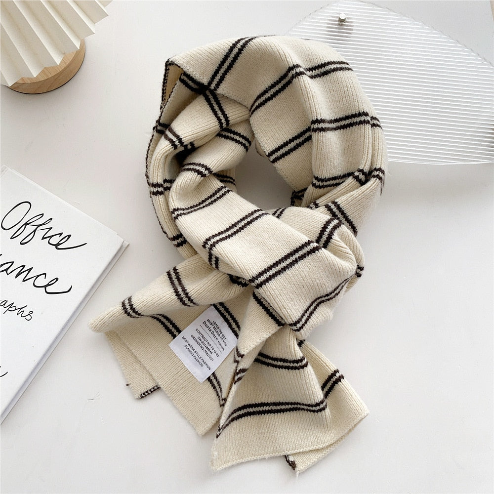 Beige kariertes Wollschal, modisches Accessoire, warm, weich, Damenmode, Herbst-Winter.