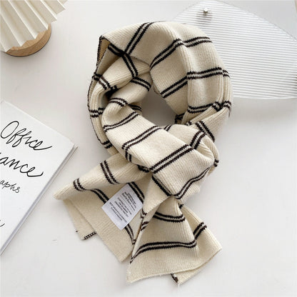 Beige kariertes Wollschal, modisches Accessoire, warm, weich, Damenmode, Herbst-Winter.