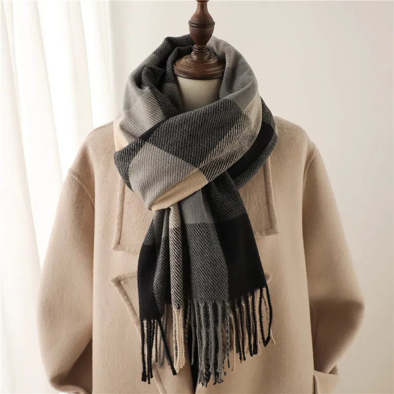 Beige Mantel mit kariertem Schal, Wintermode, Damenbekleidung, stilvoll und warm.
