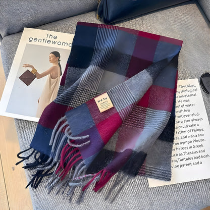 Kariertes Wollschal in Blau und Rot, weiches Material, modisches Accessoire für Damen.