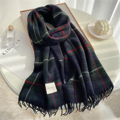 Dunkelblauer Karoschal aus Wolle, weiches Material, modisches Accessoire, Herbst-Winter-Mode.