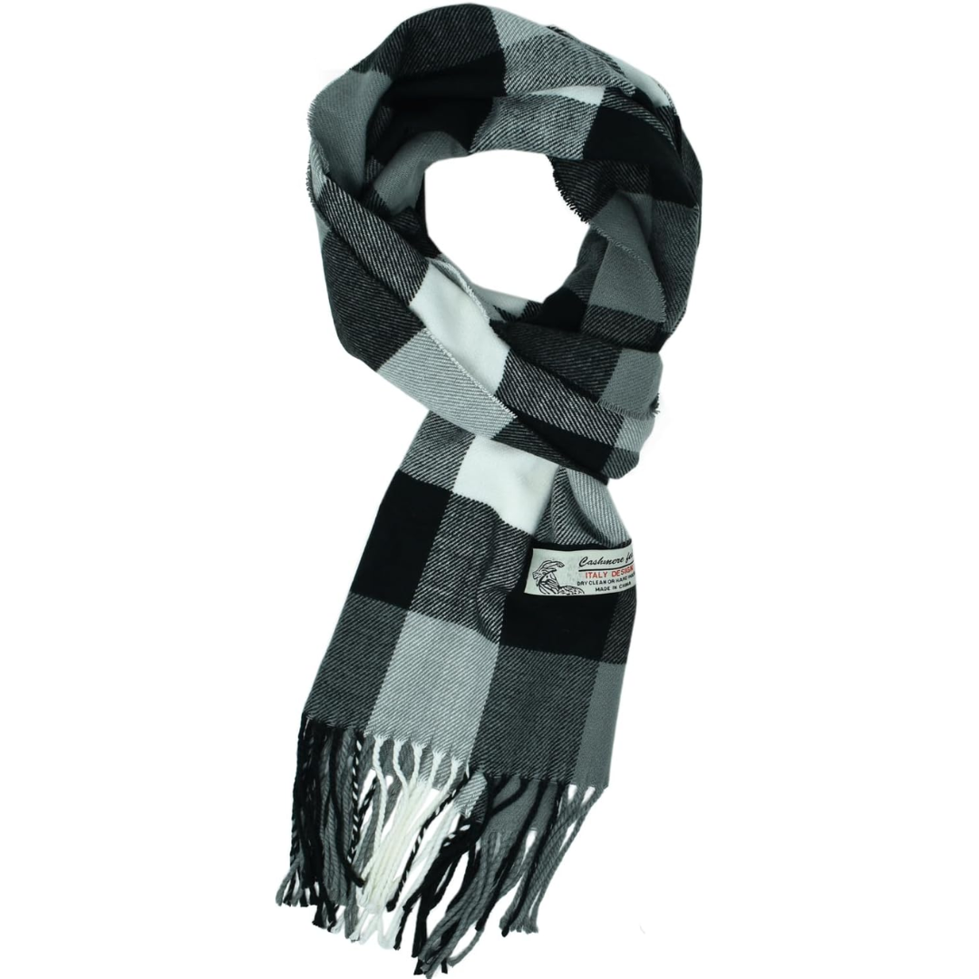 Schwarz-weiß karierter Schal, weiches Material, Fransen, modisches Accessoire für Herbst/Winter.