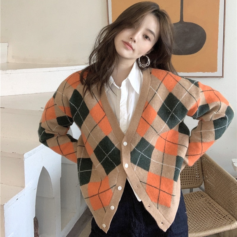 Damen Strickjacke mit Argyle-Muster, beige-orange-grün, V-Ausschnitt, Herbstmode, gemütlich.