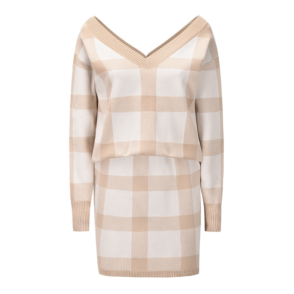 Beige-weiß kariertes Strickkleid, V-Ausschnitt, langärmelig, modisches Damenoutfit.