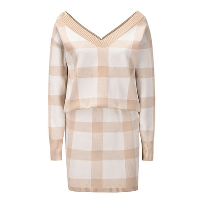 Beige-weiß kariertes Strickkleid, V-Ausschnitt, langärmelig, modisches Damenoutfit.