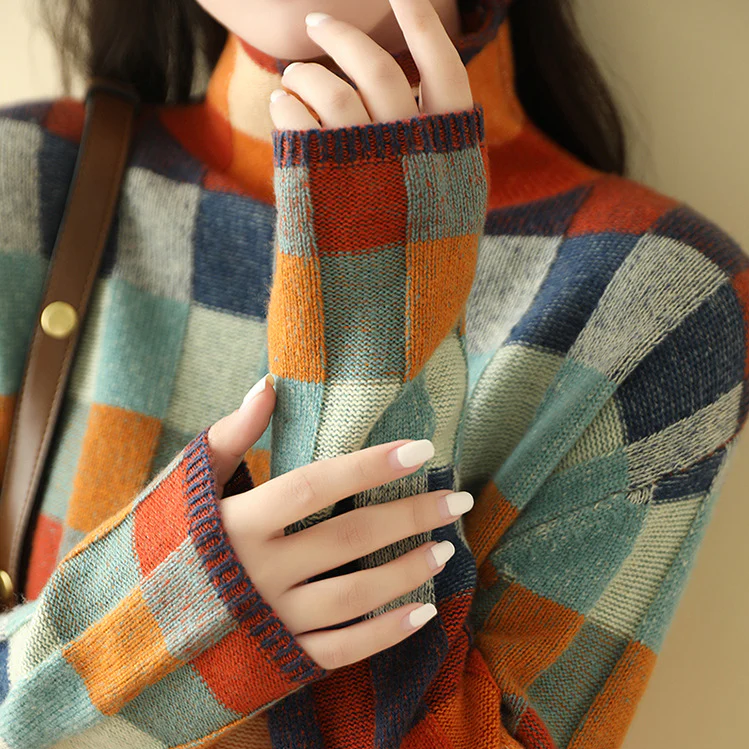 Frau in kariertem Strickpullover, bunte Herbstfarben, Nahaufnahme, modisch, gemütlich