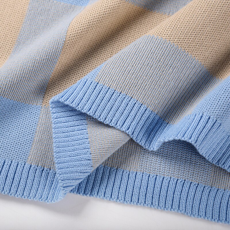 Hellblauer und beigefarbener Strickpullover, kariertes Muster, weiche Baumwolle, modisch.