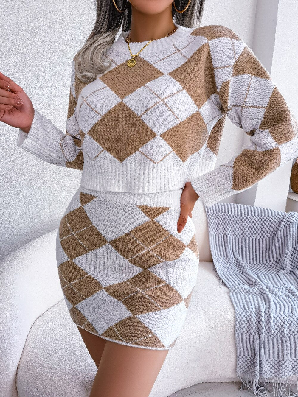 Damen Strickkleid Set, kariert, beige-weiß, langärmelig, modisch, Herbstmode, gemütlich.