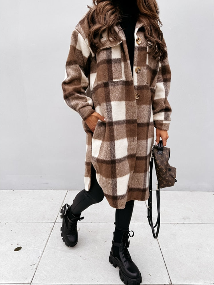 Damen Karo-Mantel braun-weiß, Knöpfe, Taschen, Herbstmode, warm, stilvoll, lässig.